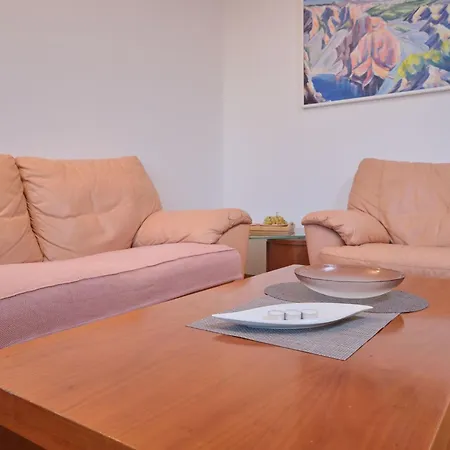 Apartment Fuer 6 Personen Ca- 120 M² In Split- Dalmatien - Gespanschaft Split-dalmatie By Interhome